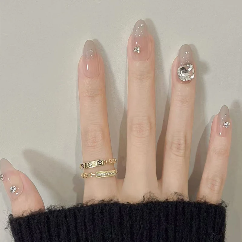 Artisanal Press-On Nail Set mit funkelnden Strasssteinen Karnz