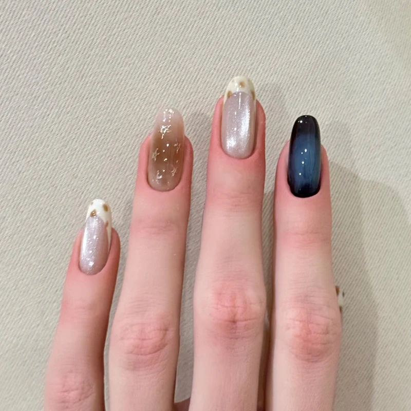 Künstlerisches Press-On-Nagelset mit glänzendem Finish und einzigartigen Mustern Karnz