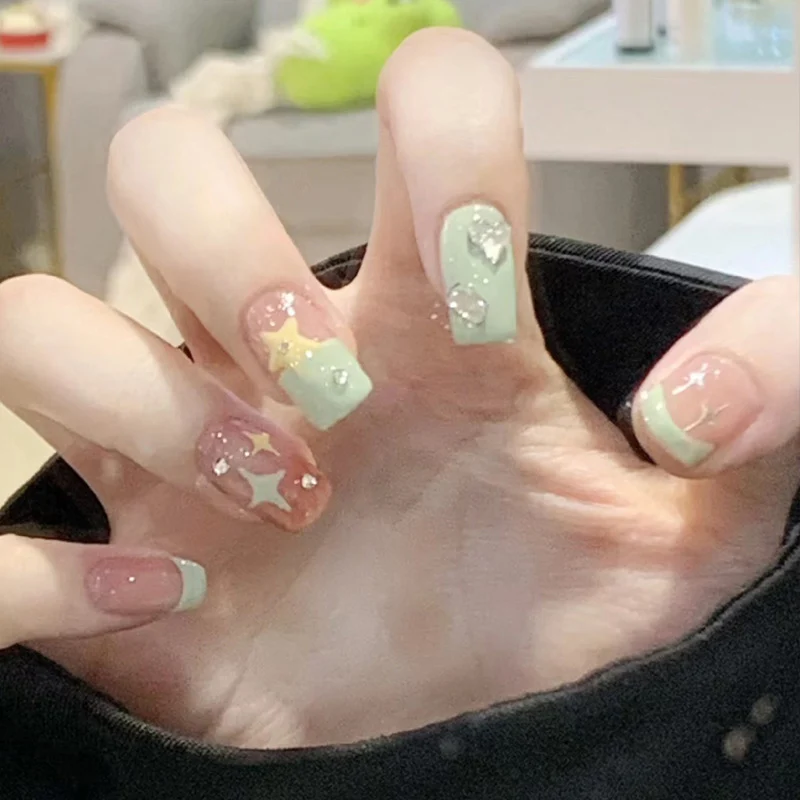 Künstlerisches Press-On-Nagelset mit glitzernden Sternakzenten Karnz