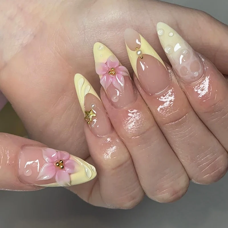 Künstlerisches Press-On Nagelset mit floralem Design Karnz