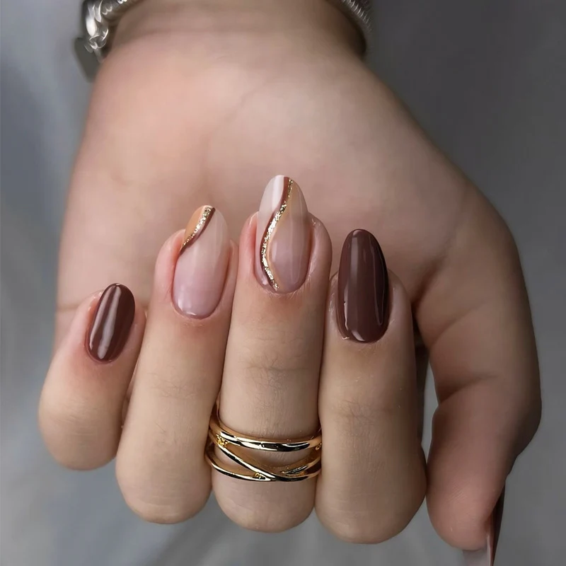 Künstlerisches Press-On Nagelset mit elegantem goldenen Akzent Karnz