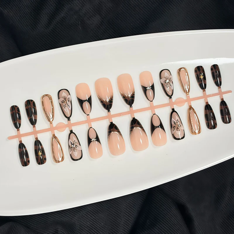 Künstlerisches Press-On-Nagelset mit eleganten floralen und abstrakten Designs Karnz