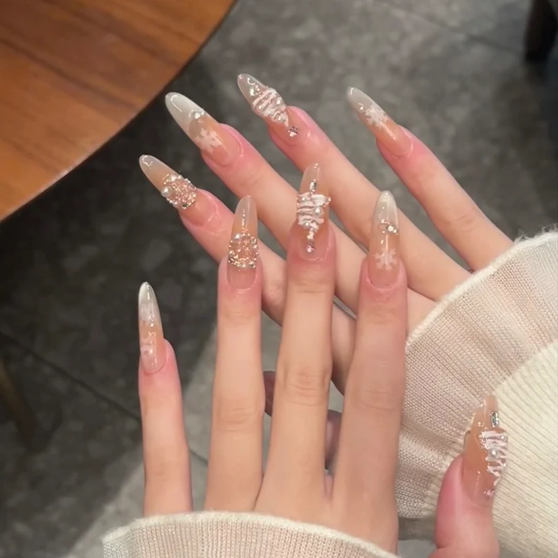 Künstlerisches Press-On-Nagelset mit dekorativen Edelsteinakzenten Karnz