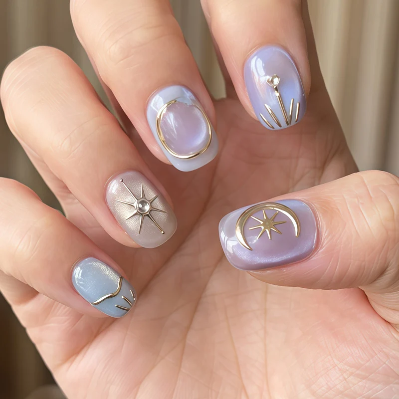 Künstlerisches Press-On Nagelset mit dekorativen himmlischen Designs Karnz