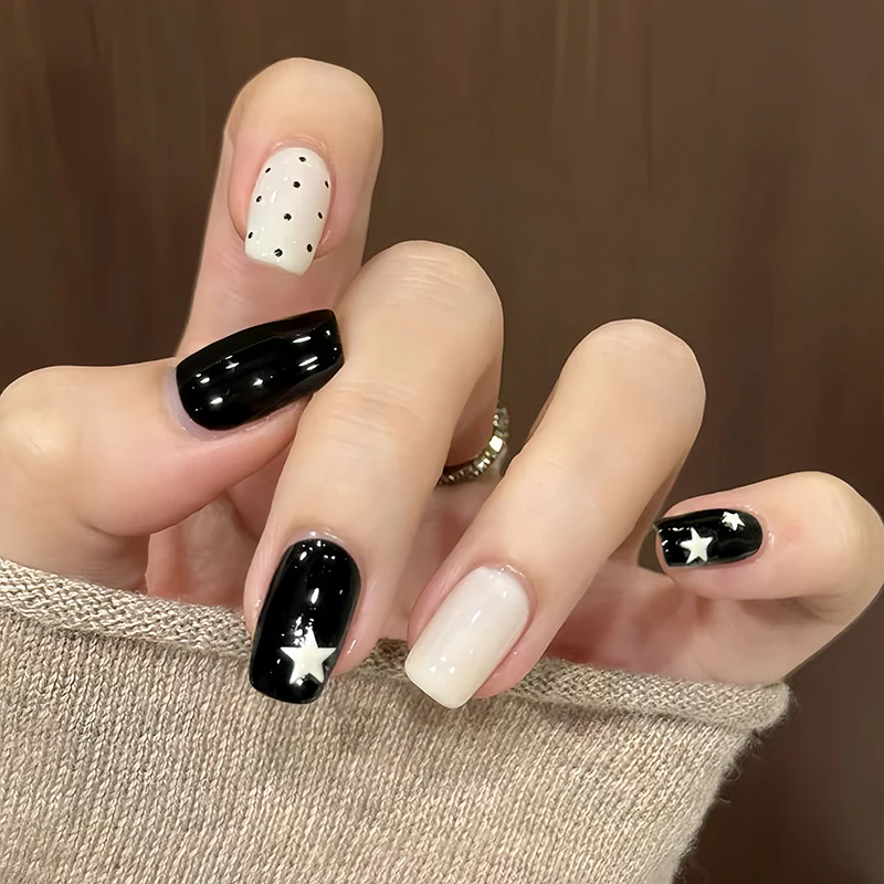 Künstlerisches Press-On-Nageldesign mit Sternen und Punkten Karnz