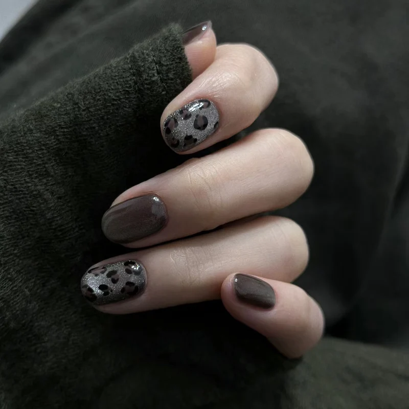 Künstlerisches Press-On Nageldesign mit glänzenden und strukturierten Mustern Karnz