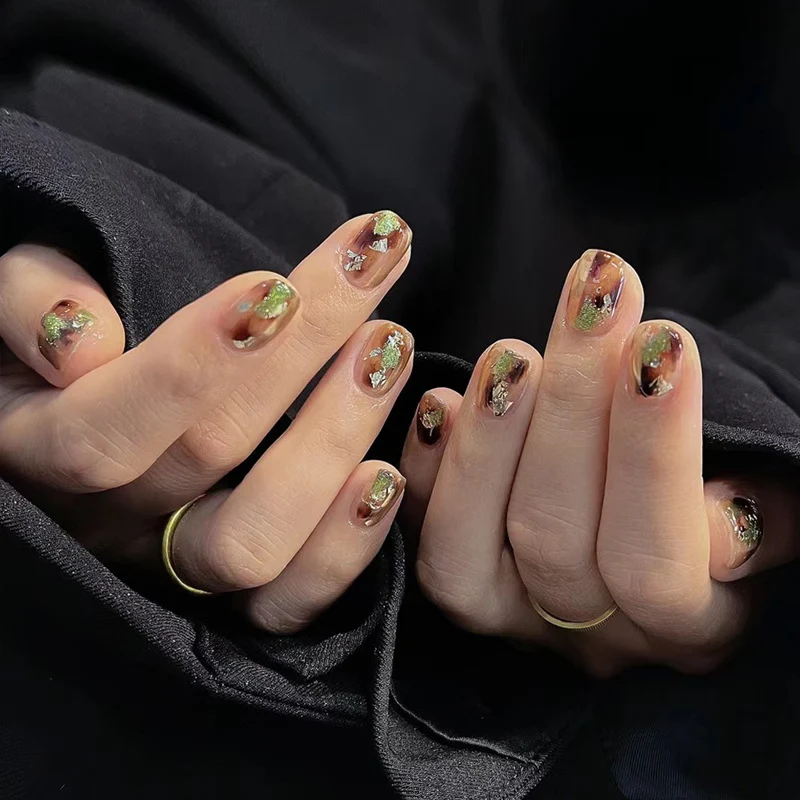 Künstlerisches Press-On Nageldesign Karnz