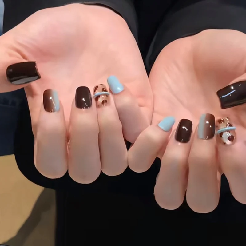 Künstlerisches Press-On Nagelkunst-Set mit einzigartigen Designs Karnz