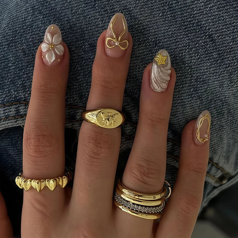 Künstlerisches Press-On Nagelkunst Set mit dekorativen Verzierungen Karnz