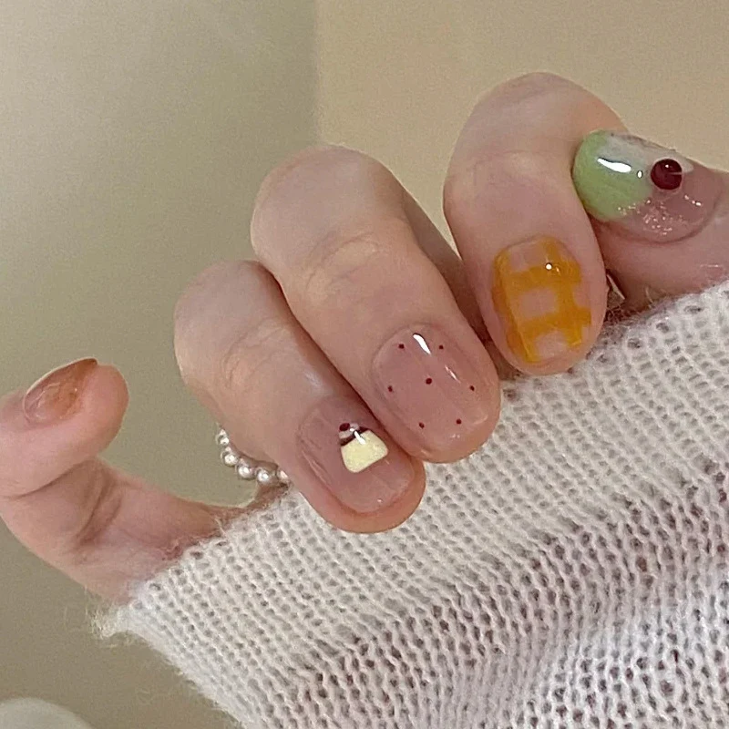 Künstlerisches Press-On Nagelset Karnz