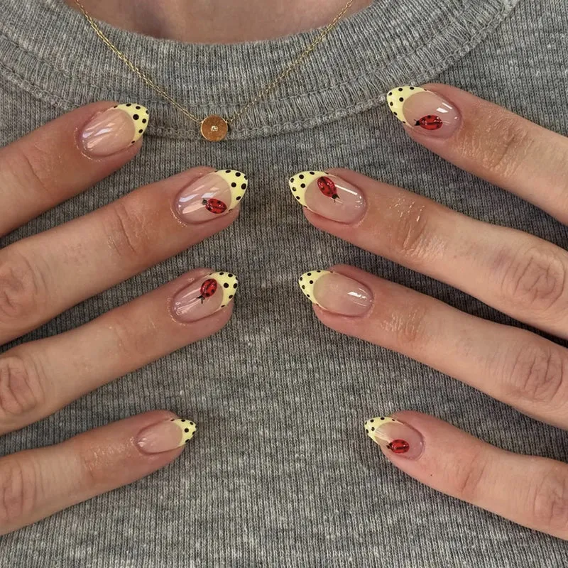 Kreative Nagelkunst mit Marienkäfer-Motiven Karnz