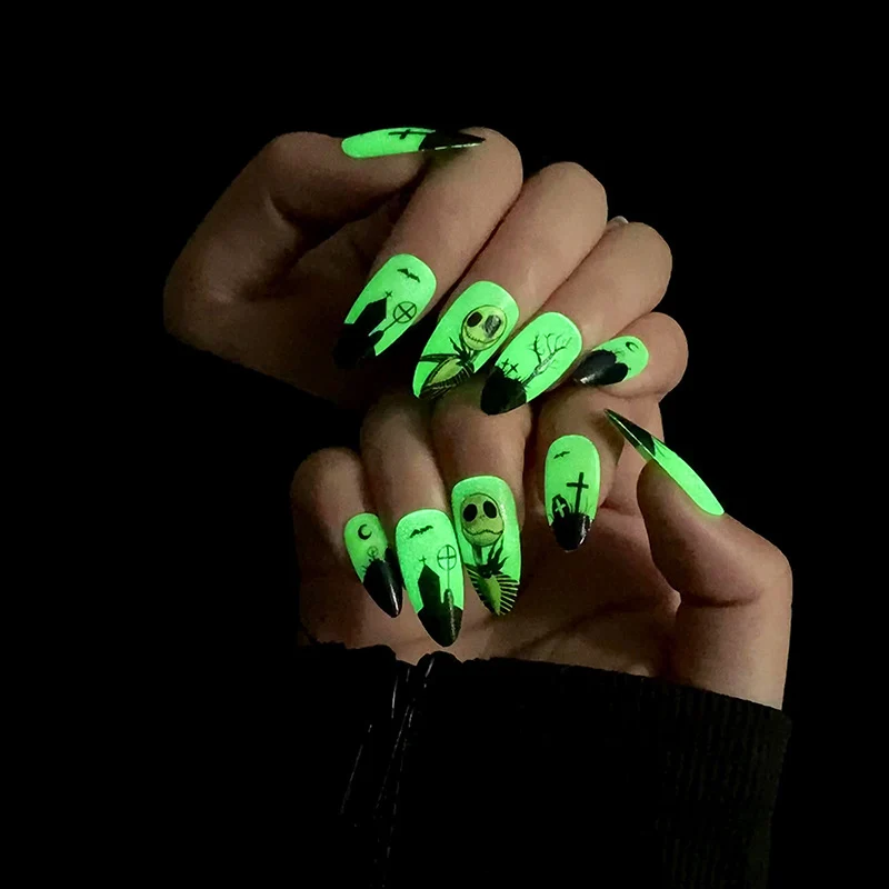 Kreative Nagelkunst mit Halloween-Motiven Karnz