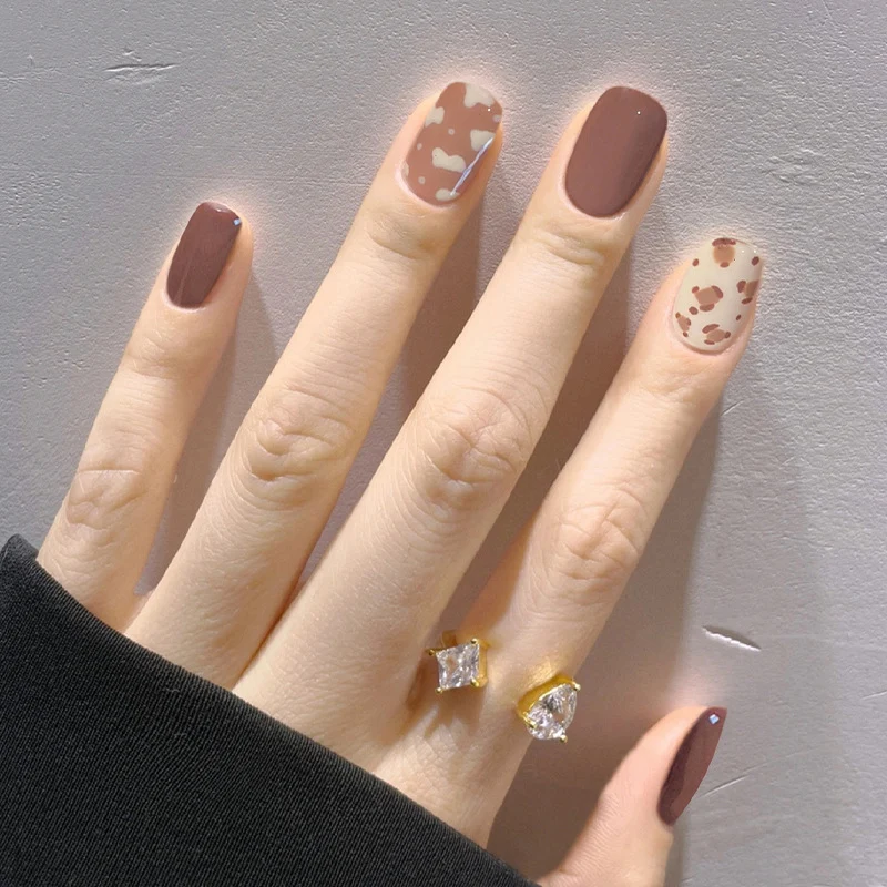 Kreative Nagelkunst mit geometrischen Akzenten Karnz