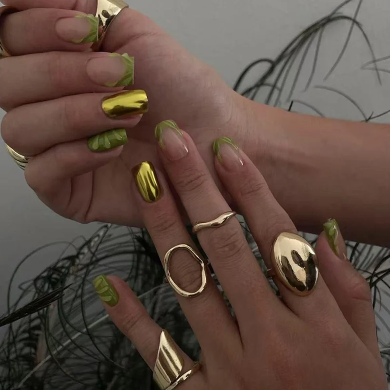 Kreative Nagelkunst mit funkelnden Akzenten Karnz