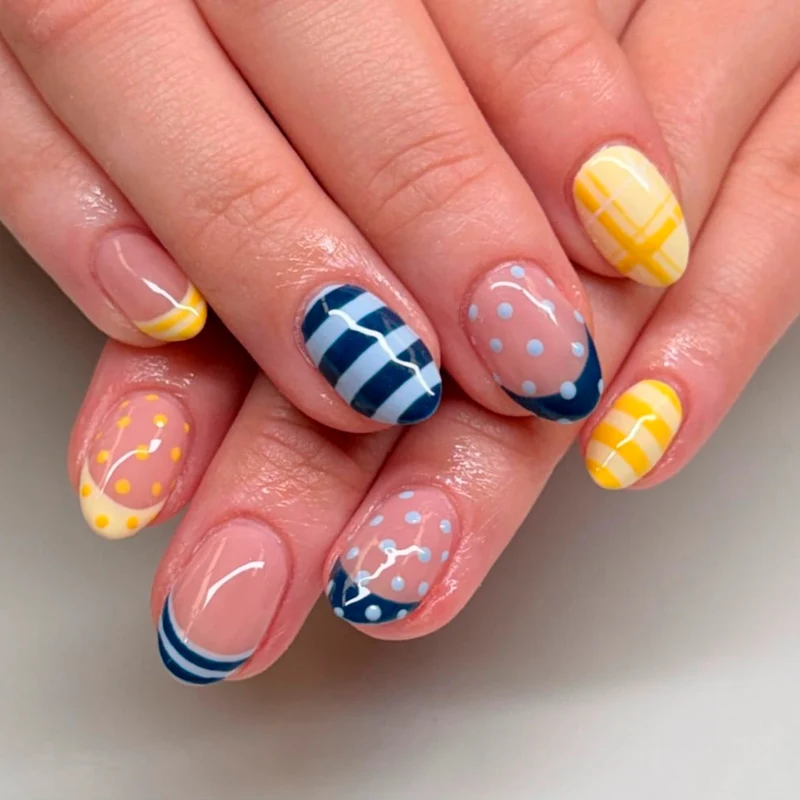 Kreative Nagelkunst im eleganten Muster Karnz