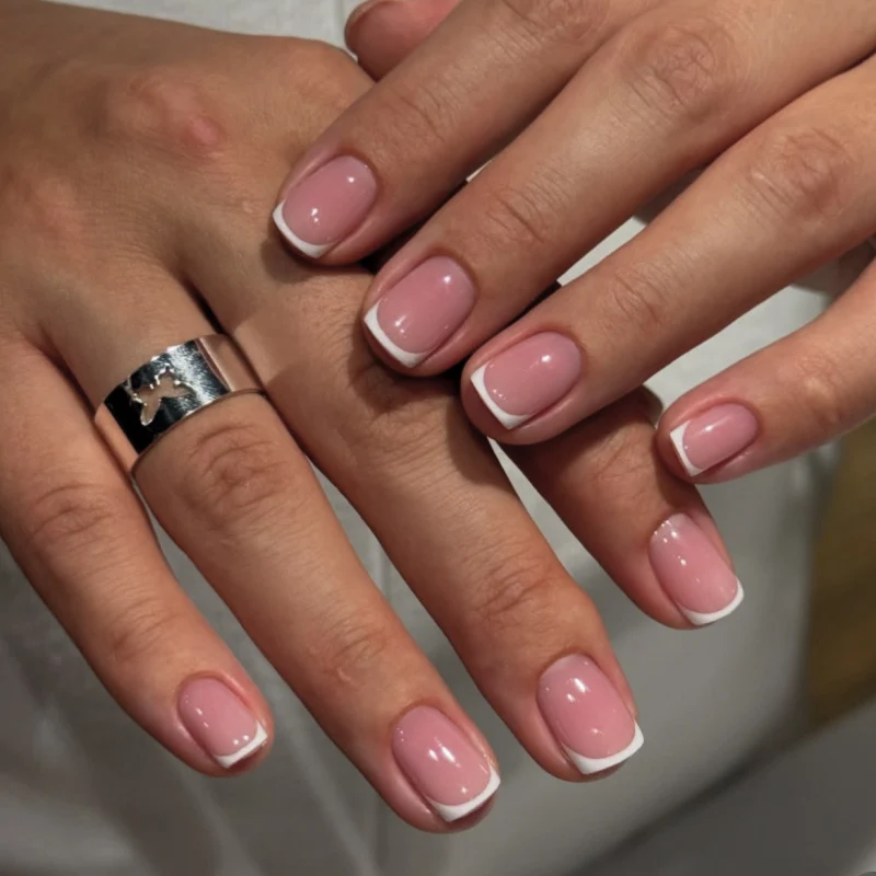 Klassische French-Tip Nagelkunst Karnz
