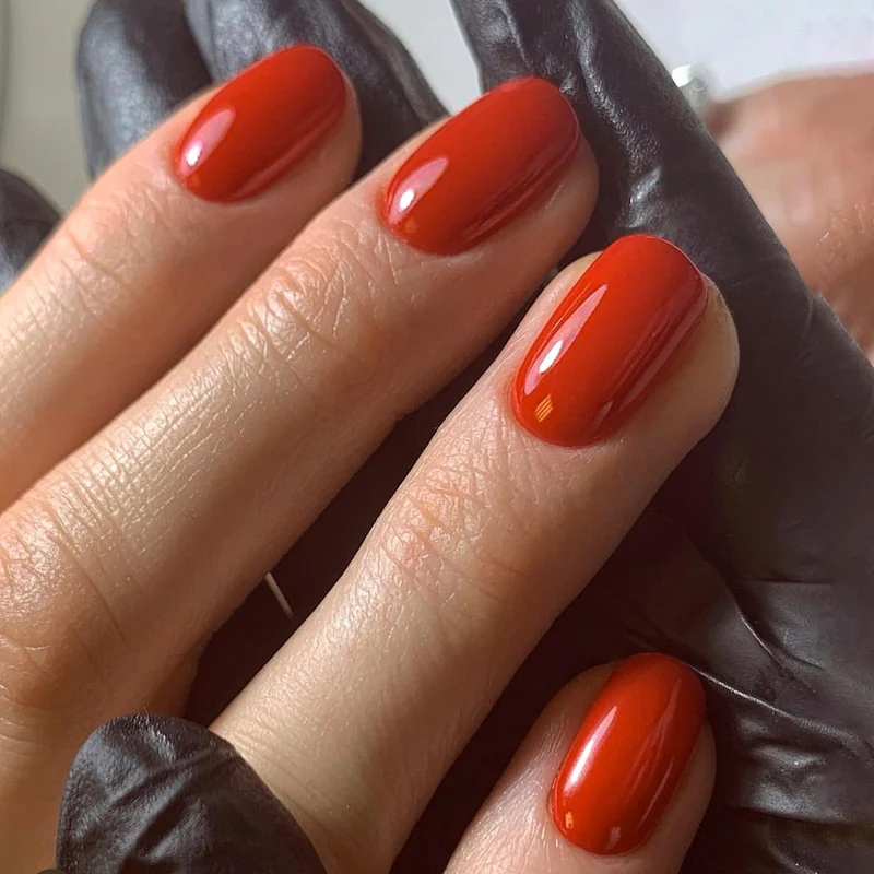 Hochglänzende Nagelkunst Karnz