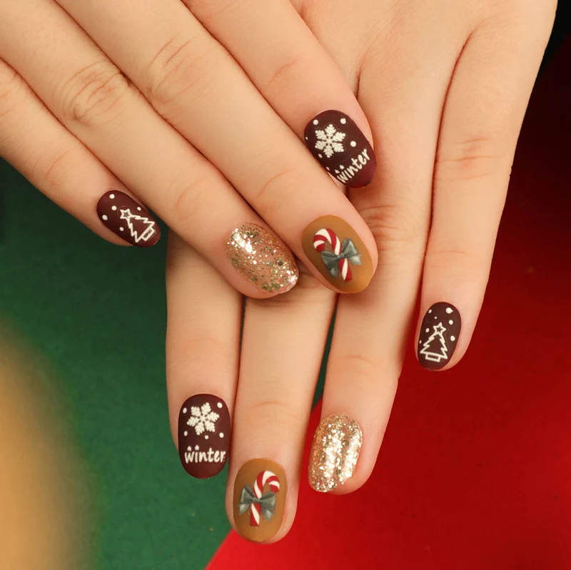 Glitzernde Winter-Nagelverlängerungen mit festlichen Motiven Karnz