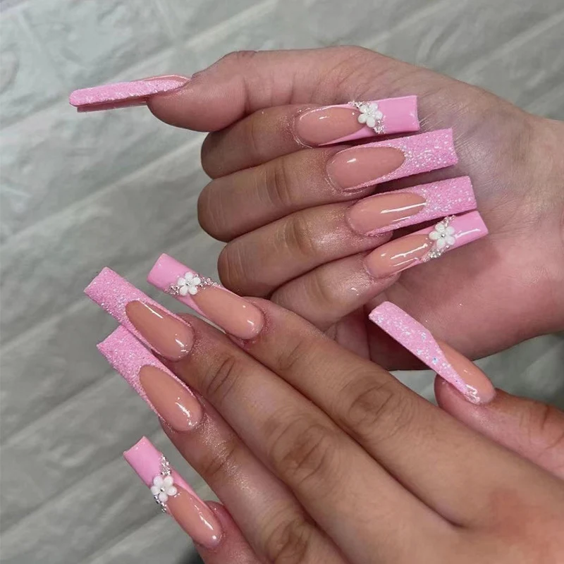 Glitzernde Nagelverlängerungen mit floralem Design Karnz