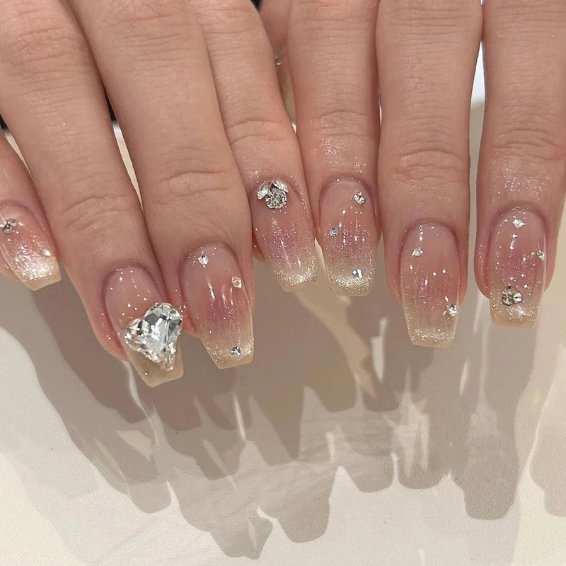 Glitzernde Nagelkunst Karnz