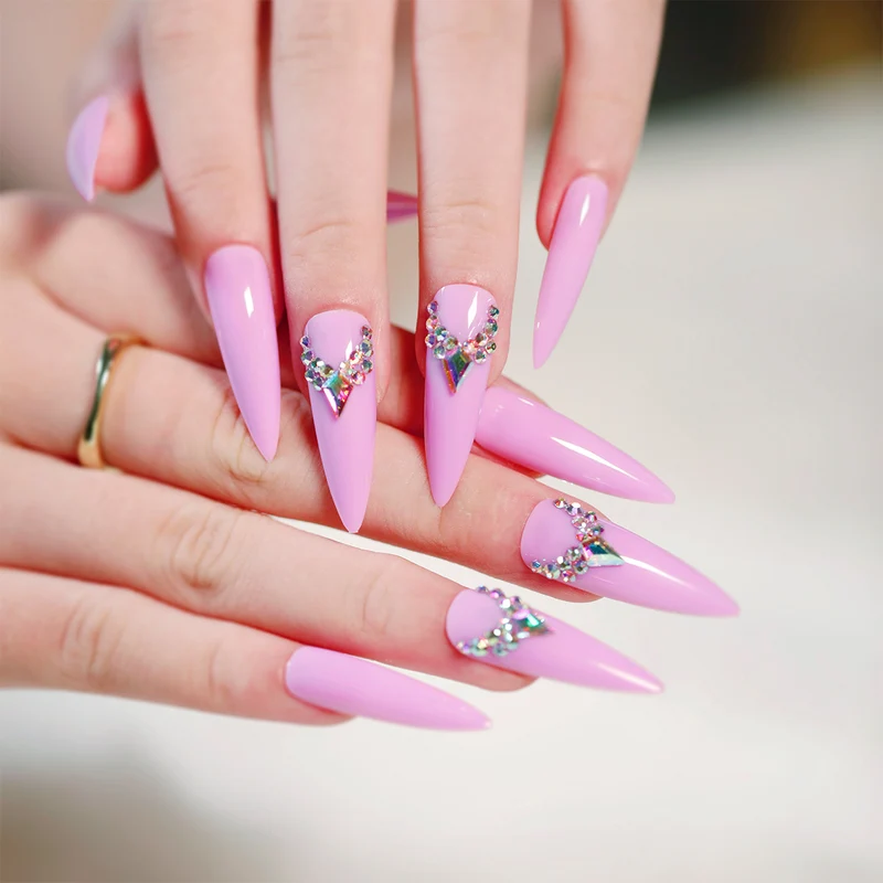 Glamouröse Stiletto-Nägel mit Strassverzierung Karnz
