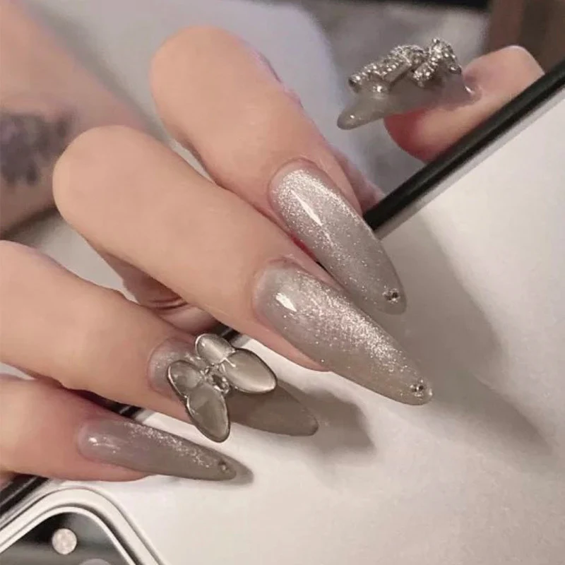 Glamouröse Stiletto-Nägel mit strahlendem Glitzer und elegantem 3D-Design Karnz