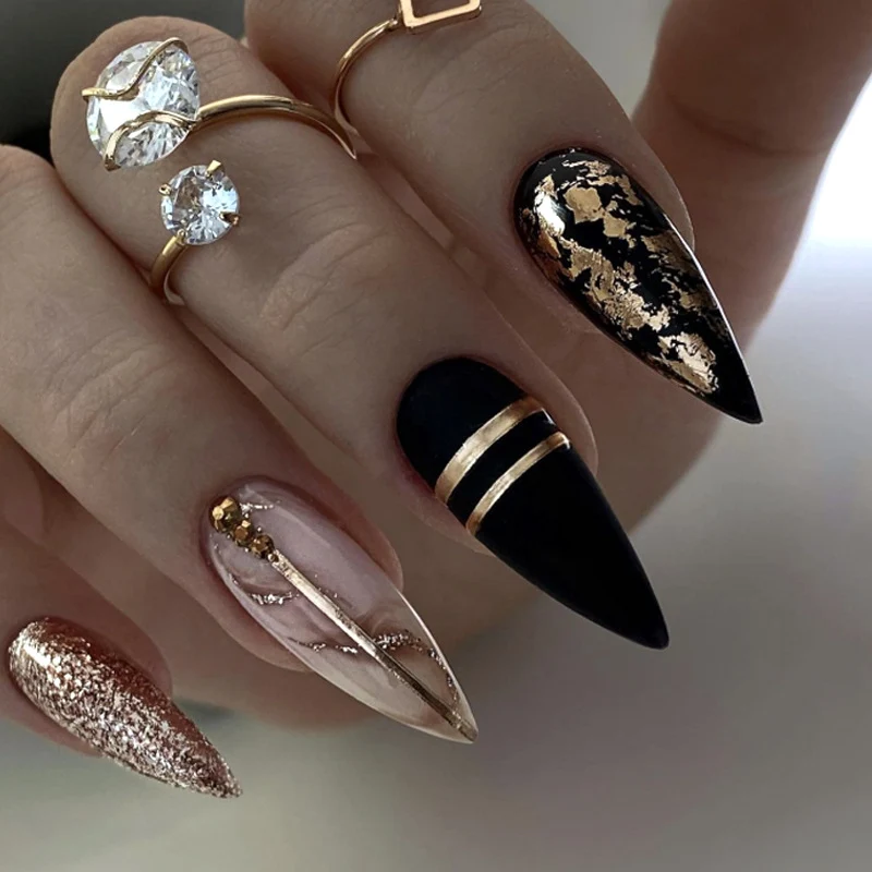 Glamouröse Stiletto-Nägel mit goldenen Akzenten Karnz
