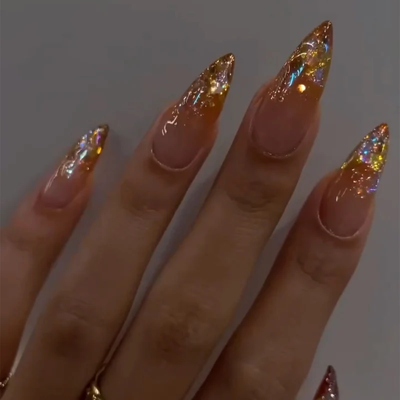Glamouröse Stiletto-Nägel mit funkelndem Glitzer Karnz