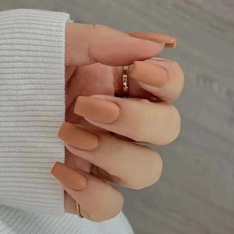 Elegante Nail Art mit Mattem Finish Karnz