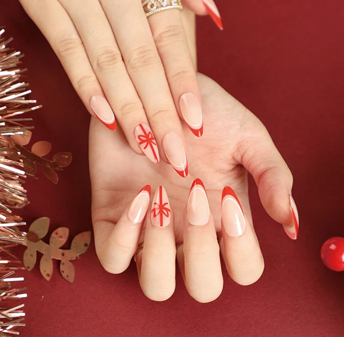 Elegante Nagelverlängerungen mit weihnachtlichem Design Karnz