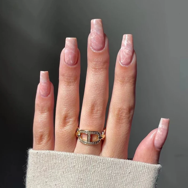 Elegante Nagelverlängerungen mit marmorierten Akzenten Karnz