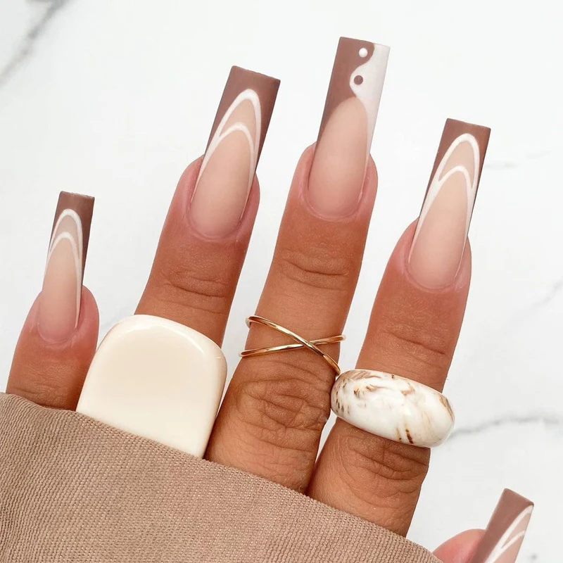 Elegante Nagelverlängerungen mit kunstvoller Wellen-Design Karnz