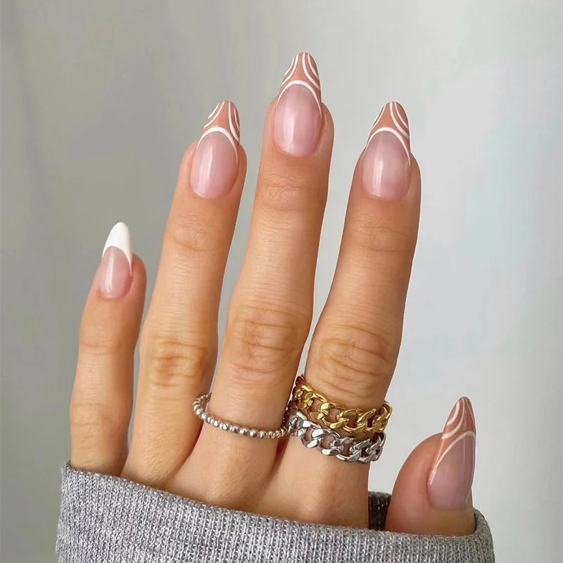 Elegante Nagelverlängerungen mit kreativem Design Karnz