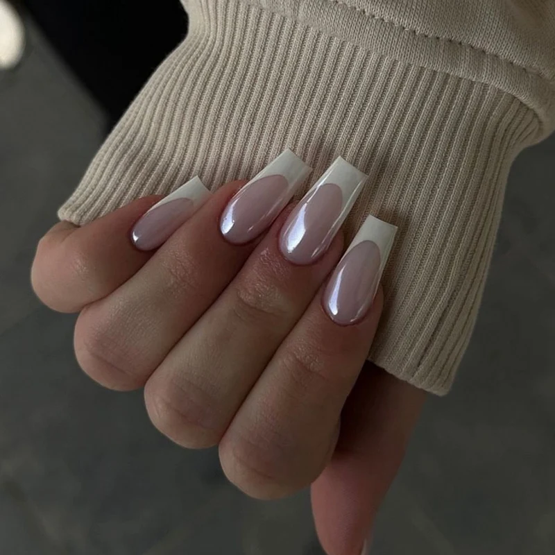 Elegante Nagelverlängerungen mit Hochglanz-Finish und präzisem French-Tip Karnz