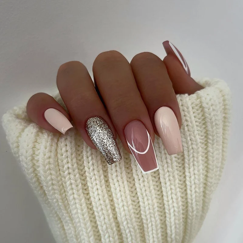 Elegante Nagelverlängerungen mit glamourösen Akzenten Karnz