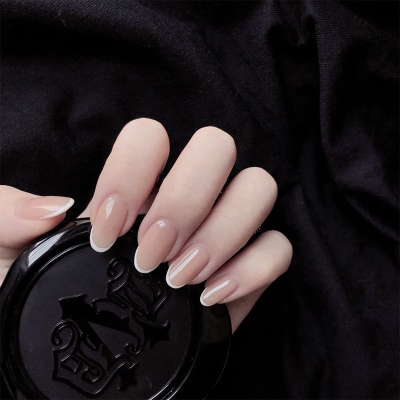 elegante Nagelkunst mit präzisem French-Tip Karnz