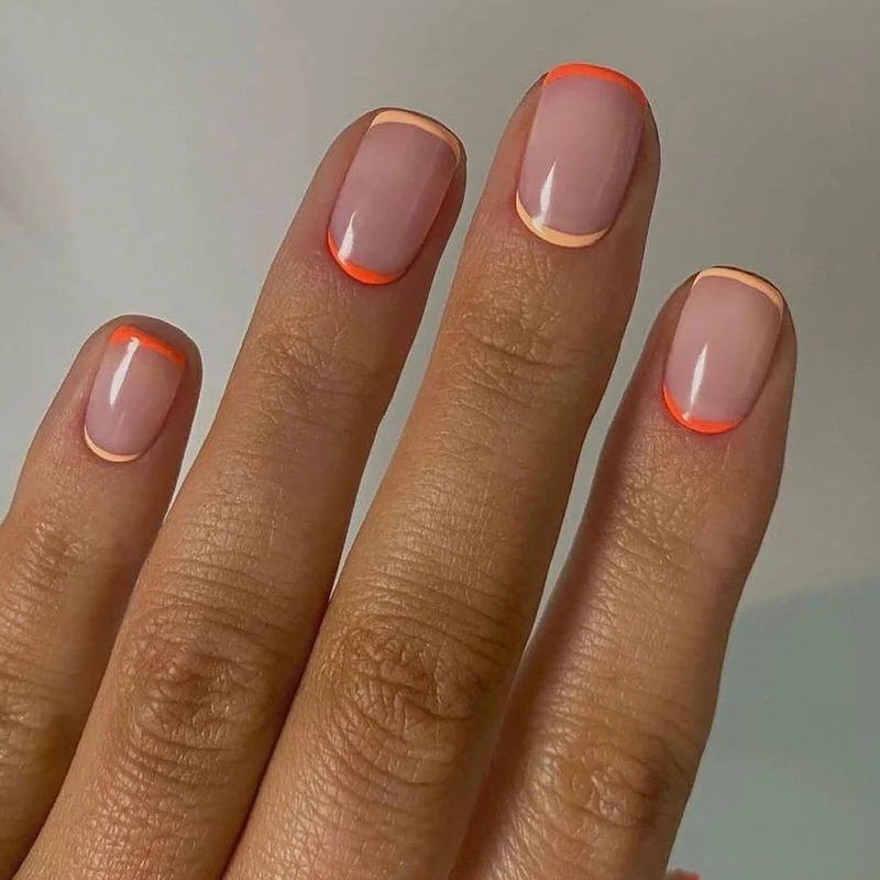 Elegante Nagelkunst mit leuchtenden Spitzen Karnz