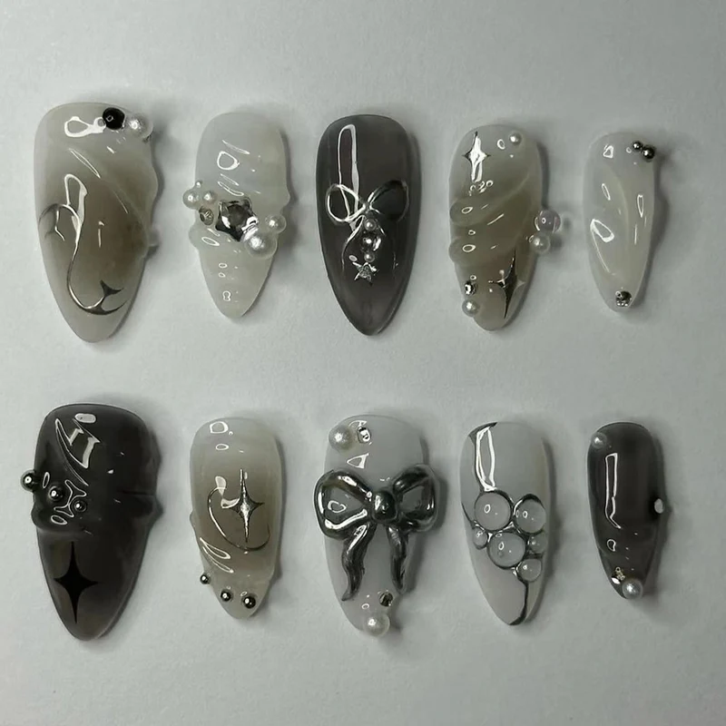 Elegante Kunstnägel mit modernen Design und Glitzerakzenten Karnz