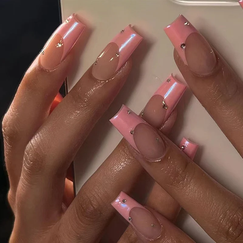 Elegante Kunstnägel mit Glitzer und Ombre-Effekt Karnz