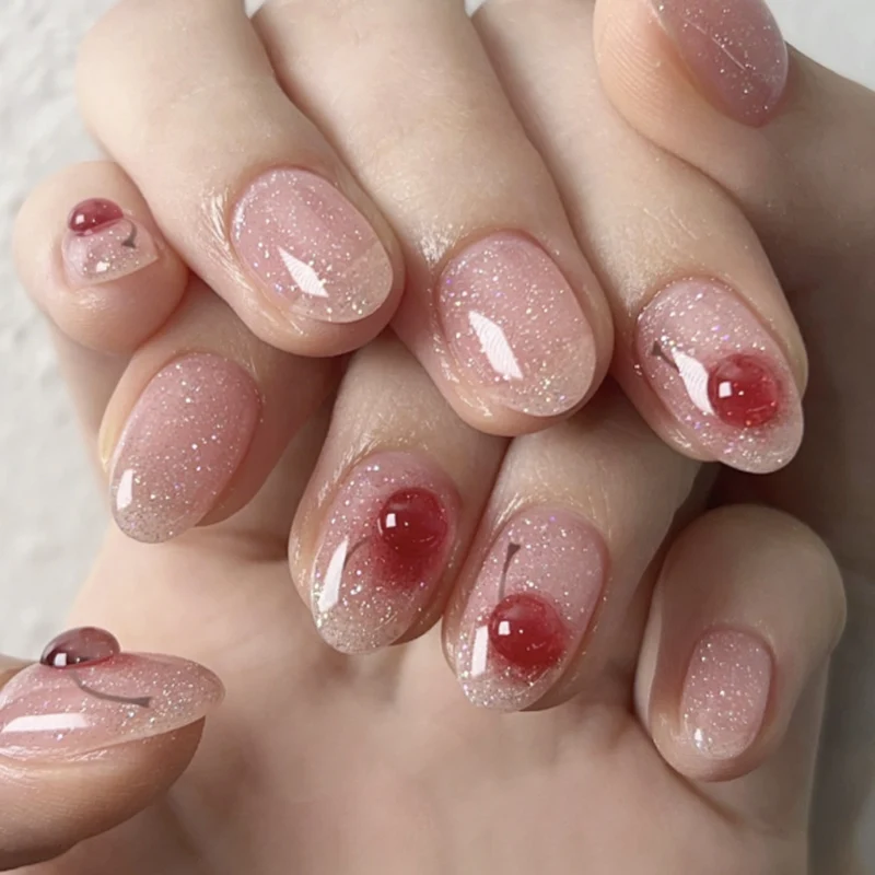 Elegante Kunstnägel mit Glitzer- und Kirschmotiv Karnz