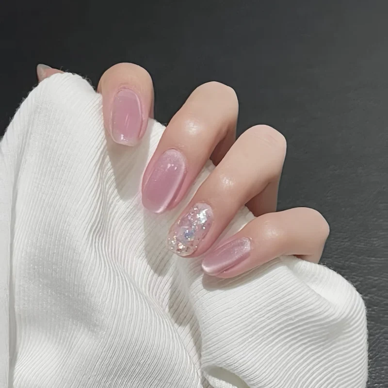Elegante Kunstnägel mit Glitzer-Details Karnz