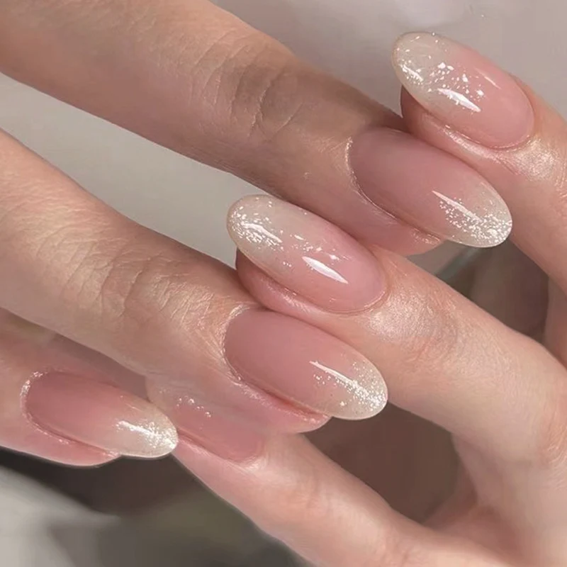 Elegante Kunstnägel mit Glitzer-Detail Karnz