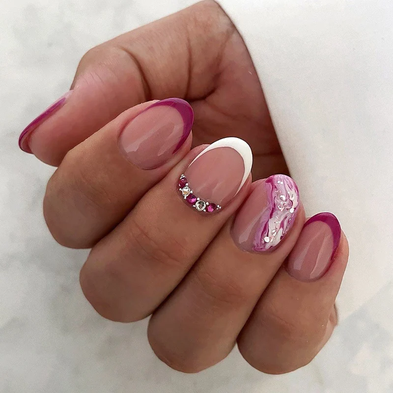 Elegante Kunstnägel mit glamourösem Farbverlauf und Strass-Akzenten Karnz