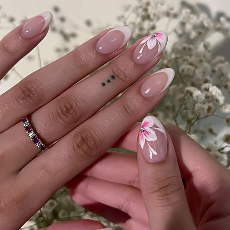 Elegante Kunstnägel mit floralen Verzierungen Karnz