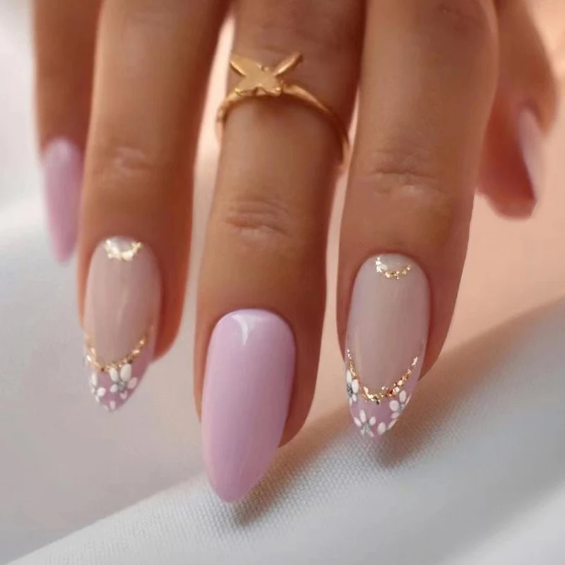 Elegante Kunstnägel mit floralem Design und goldenen Akzenten Karnz