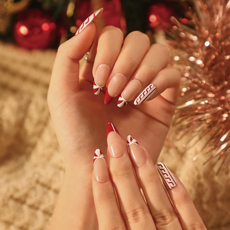 Elegante Kunstnägel im festlichen Winterdesign Karnz
