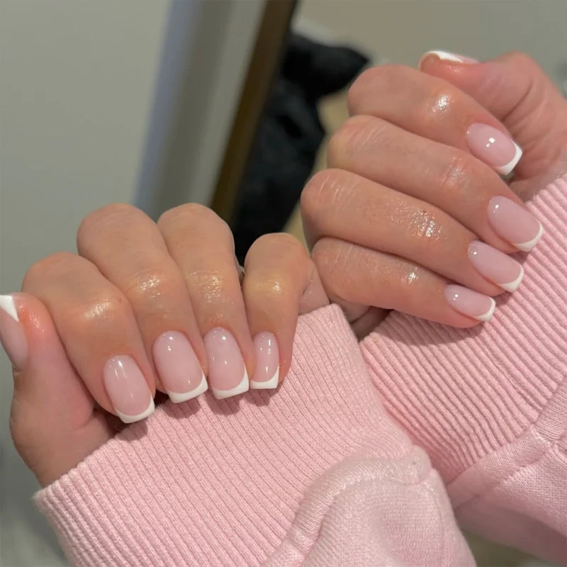 Elegante Hochglanz-Nagelkunst mit französischem Design Karnz