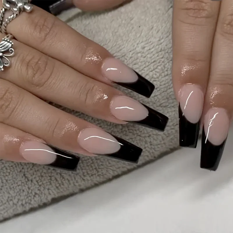 Elegante Gel-Nägel mit trendigem French-Tip Karnz