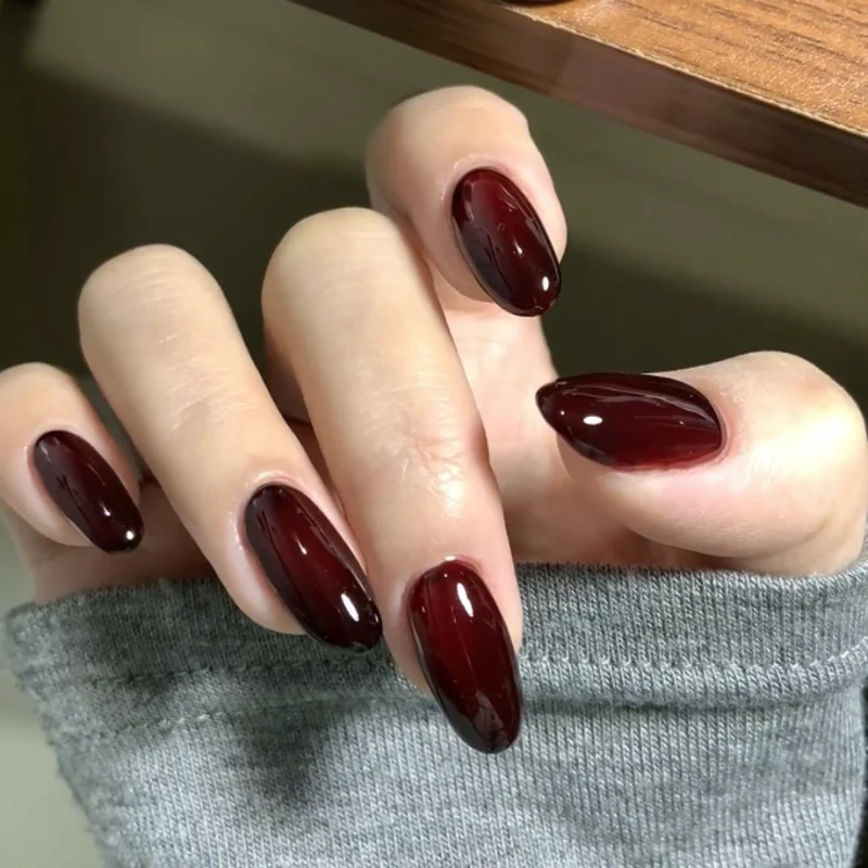 Elegante Gel-Nägel Karnz