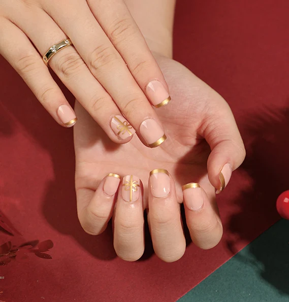 Elegante Acryl-Nägel mit goldenen Akzenten Karnz